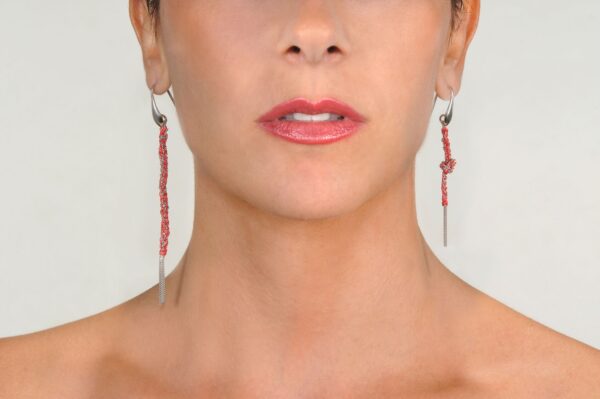 Orecchini TWIST in Argento 925 Rodiato. Tessuto: Seta Rossa
