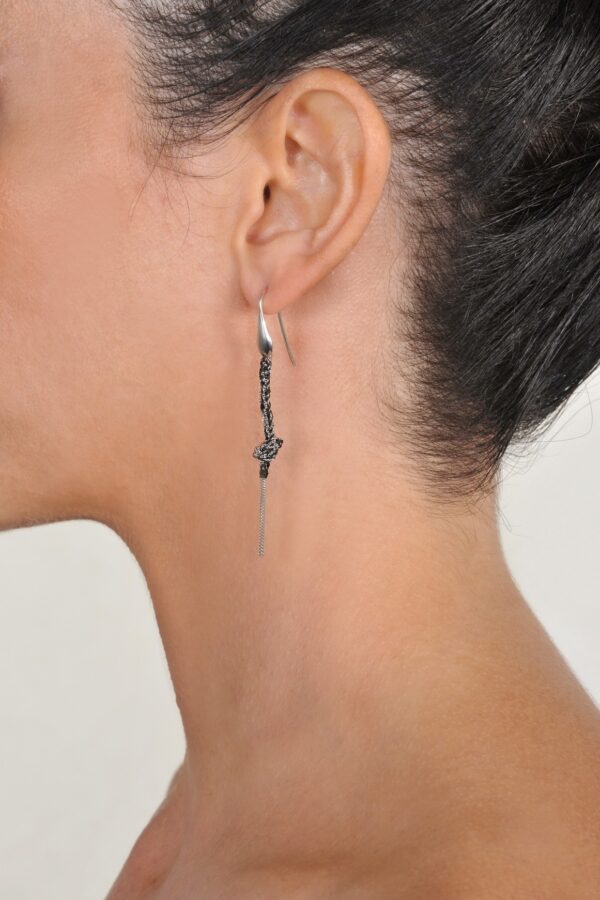 Orecchini TWIST in Argento 925 Rodiato. Tessuto: Seta Nera