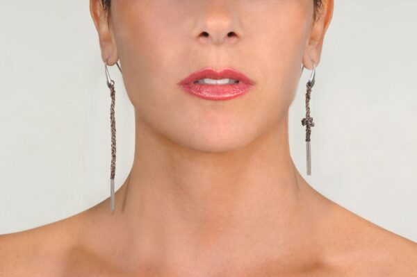 Orecchini TWIST in Argento 925 Rodiato. Tessuto: Seta Marrone